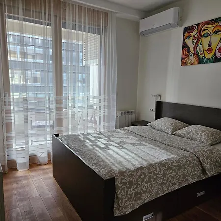 Apartment West 65 *